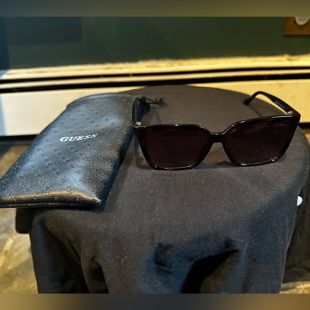Guess Women's Dark Brown (Turtle) Sunglasses